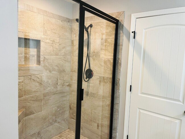 Building Photo - WOW! 5 bed, 4 full baths, brick exterior, ...