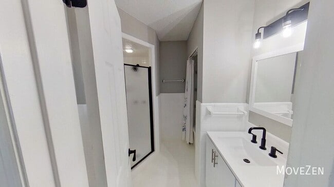 Building Photo - 422 Muirs Chapel Rd