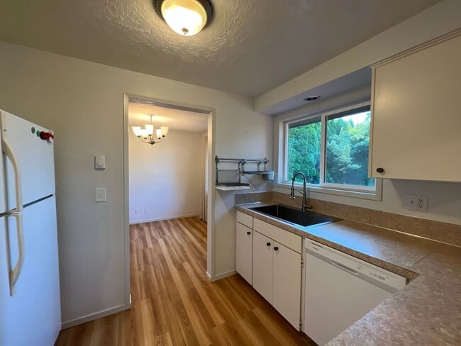 Building Photo - $500.00 OFF Move In Costs Special!