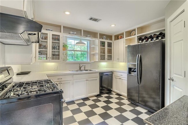 Building Photo - 1504 Hillmont St