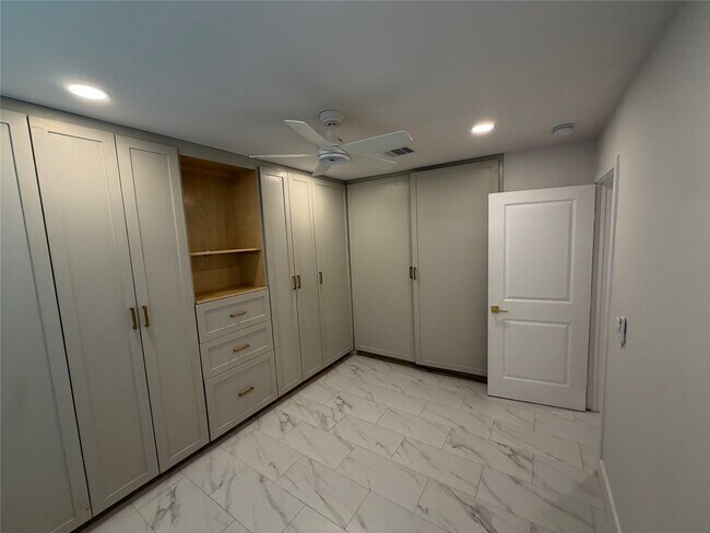 Building Photo - 2218 Round Lake Dr