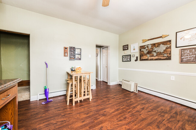 Building Photo - AVAILABLE MAY  - 2 Bedroom 1.5 bathroom Ho...