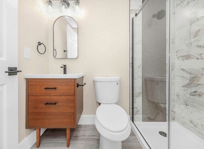 Building Photo - P199 - #6A Holiday Inn