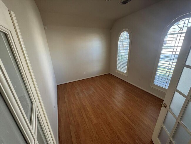 Building Photo - 19043 Country Square Dr