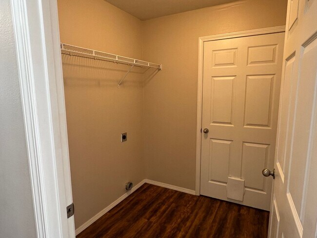 Building Photo - 3 Bed / 2 Bath Springfield Address, Republic Schools