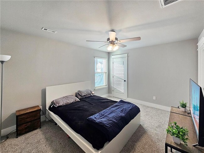 Building Photo - 2091 Bluebonnet Ln