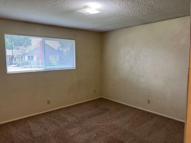 Building Photo - Solid 2 bedroom 1 bath duplex with garage!