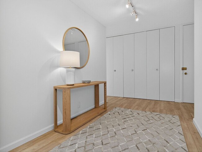 Building Photo - 65 E India Row