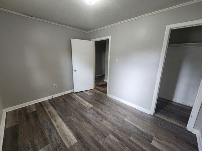 Building Photo - 1805 W 35th St