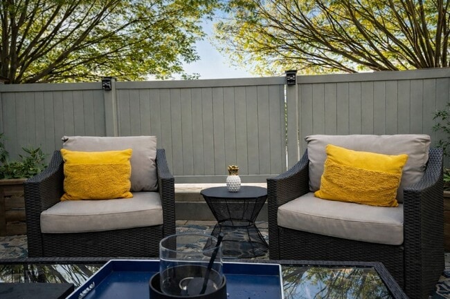 Building Photo - 1 Bed 1 Bath Plus Den - Silver Spring Condo - Garage Parking Space