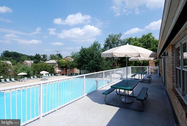 Building Photo - 5909 Quantrell Ave