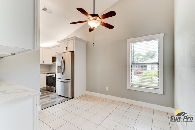 Building Photo - 700 Pine Shores Cir