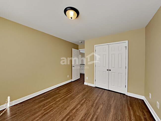 Building Photo - 220 Solitude Cir