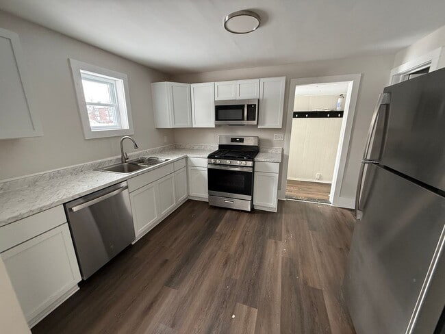 Building Photo - 3 bedroom, 1 bath Centrally located in town