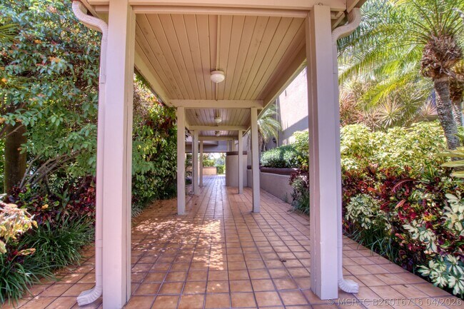Building Photo - 4657 Fountains Dr S