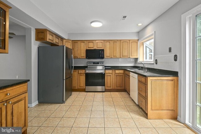 Building Photo - 2514 S Walter Reed Dr