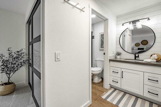 Building Photo - 2Bd/2Ba Bellevue Condo