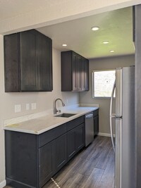 Building Photo - Move-in Special *$250 off of first-month r...