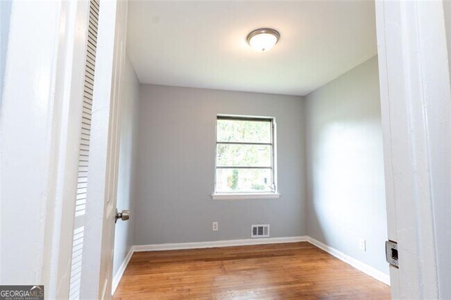 Building Photo - 2917 Cambridge Dr SW