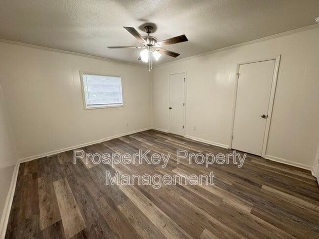Building Photo - 2127 Wellborn Dr