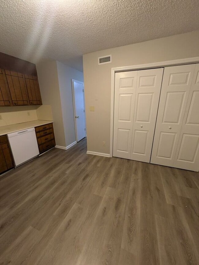 Building Photo - 2BD/1.5BA Townhome in Hickory