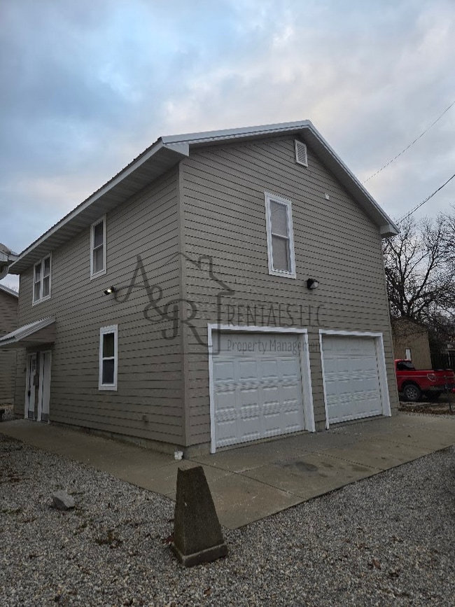 Primary Photo - 301 E 7th St