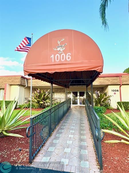 Building Photo - 1055 Country Club Dr