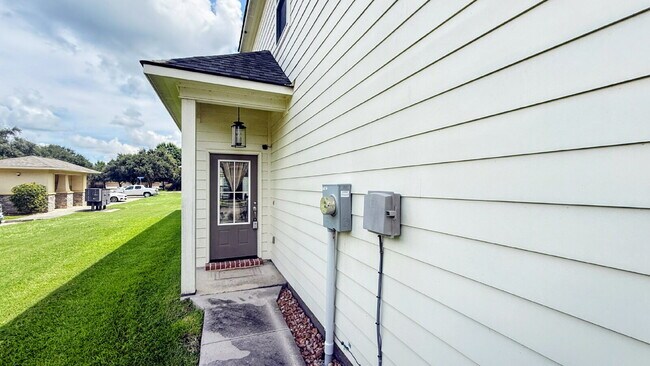 Building Photo - "Charming 3-Bed Townhouse Retreat with 2.5...