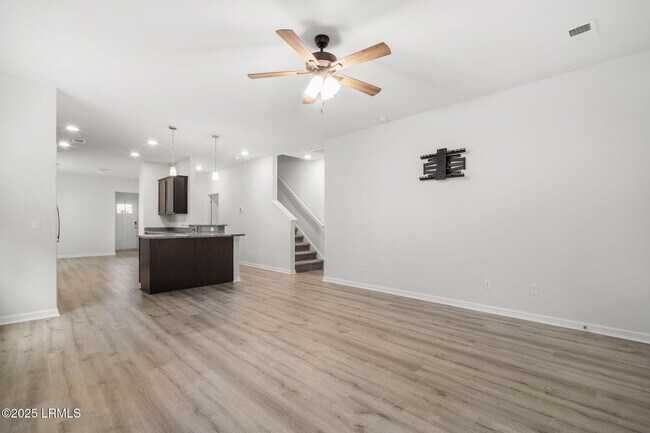 Building Photo - 98 Great Bend Dr