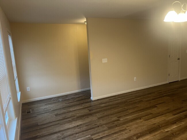 Building Photo - Spacious End-Unit Townhouse with 3 Beds, 3...