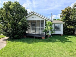 Building Photo - Spacious 4BR Downtown Lake Charles Home - Full of Character