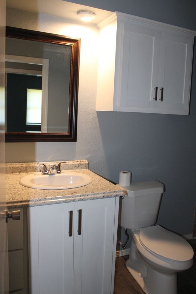 Building Photo - Newly Remodeled! Close to Tinker