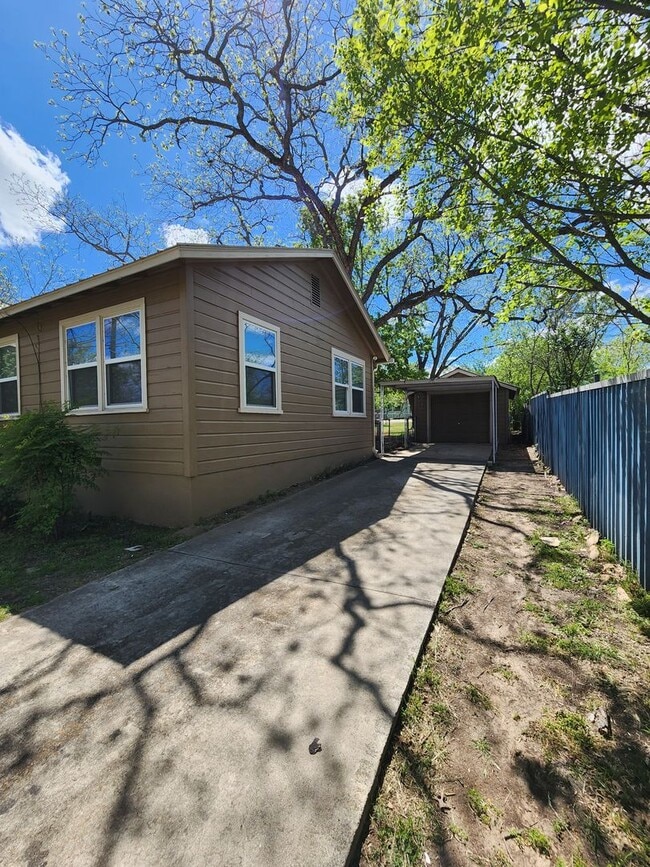 Building Photo - 3/1 Charmer in West Lampasas