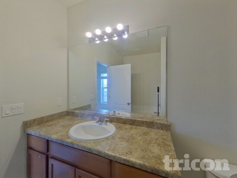 Building Photo - 6585 Kearsarge Dr