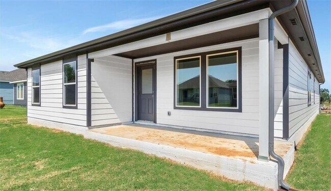 Building Photo - 200 NW Bellflower St