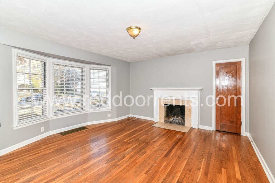 Building Photo - 125 E 49th St