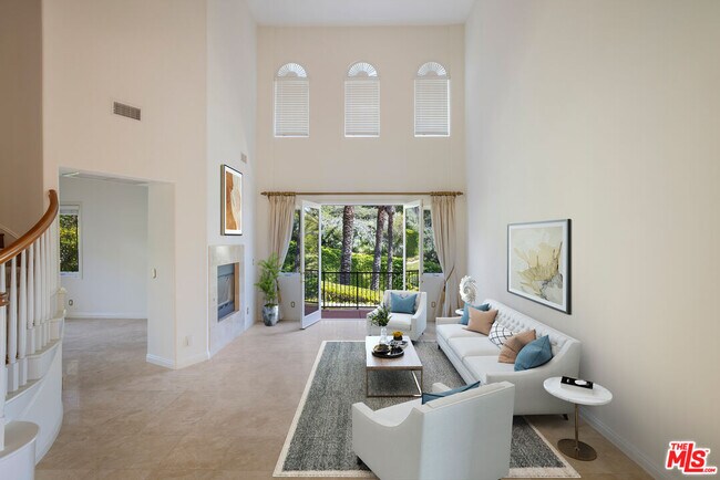 Building Photo - 16800 Calle Montecito