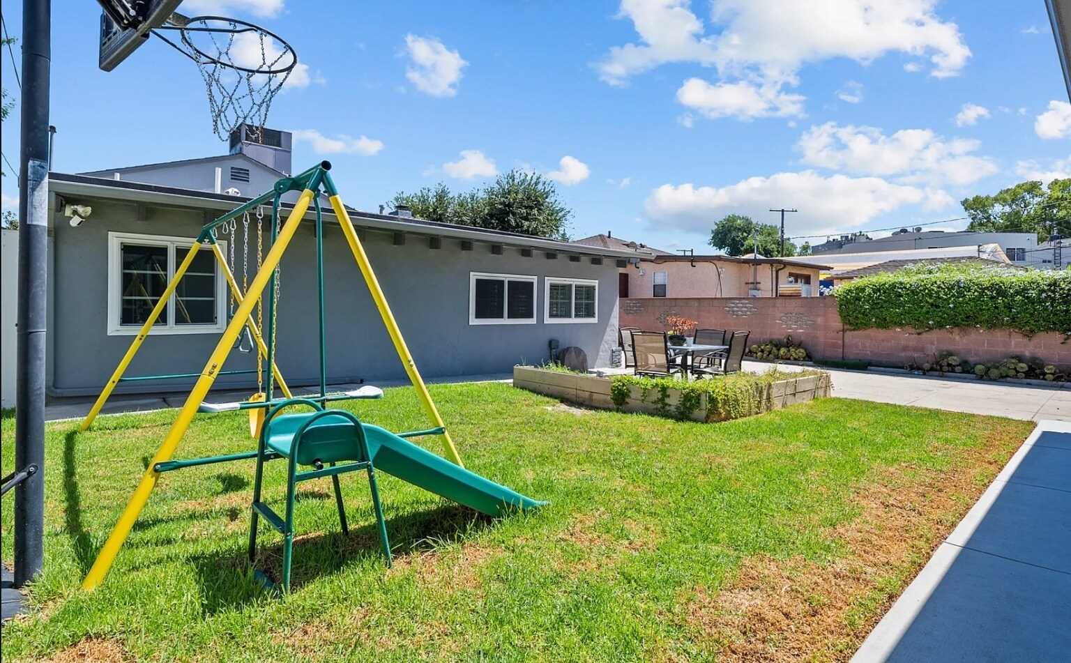 Building Photo - 1525 N Screenland Dr
