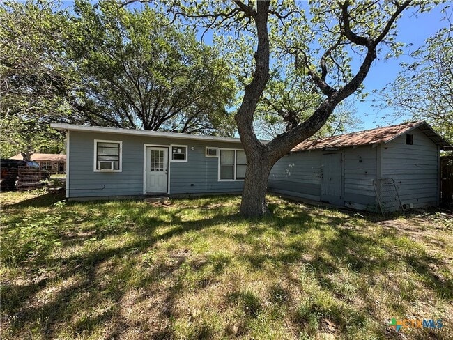 Building Photo - 908 Pecan St