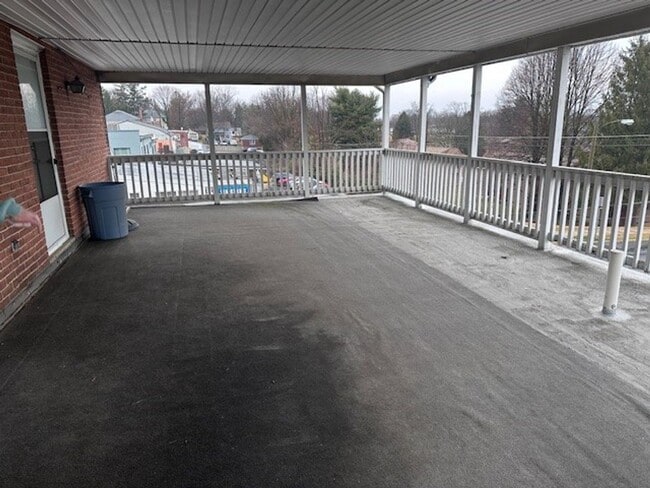 Building Photo - Spacious 2nd floor 3 Bedroom Apartment
