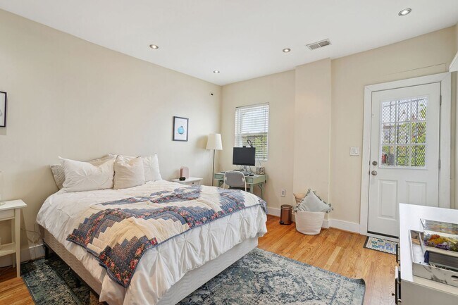 Building Photo - Beautiful 3br/4ba Columbia Heights Home wi...