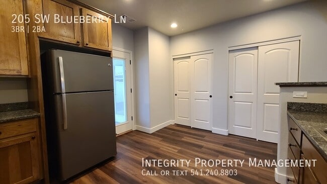 Building Photo - 205 SW Blueberry Ln