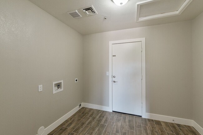 Building Photo - Ironwood Village - Completely Remodeled Interior, Single Level with Pool!