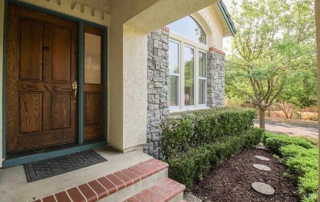 Building Photo - 3500 Crownridge Dr