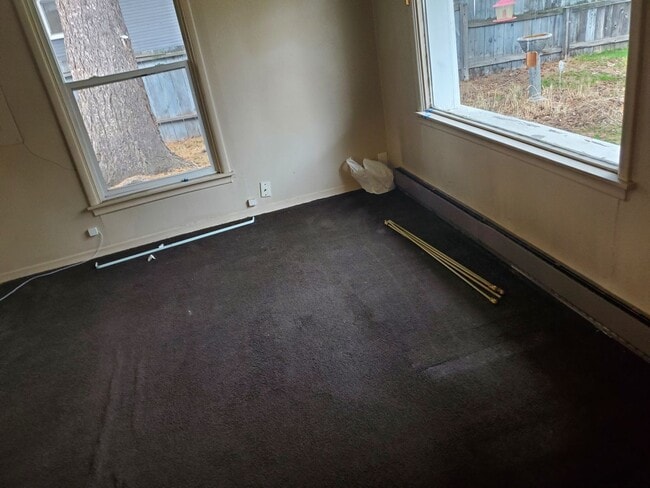 Building Photo - 2 Bedroom/ 1 Bathroom West Central Spokane Home