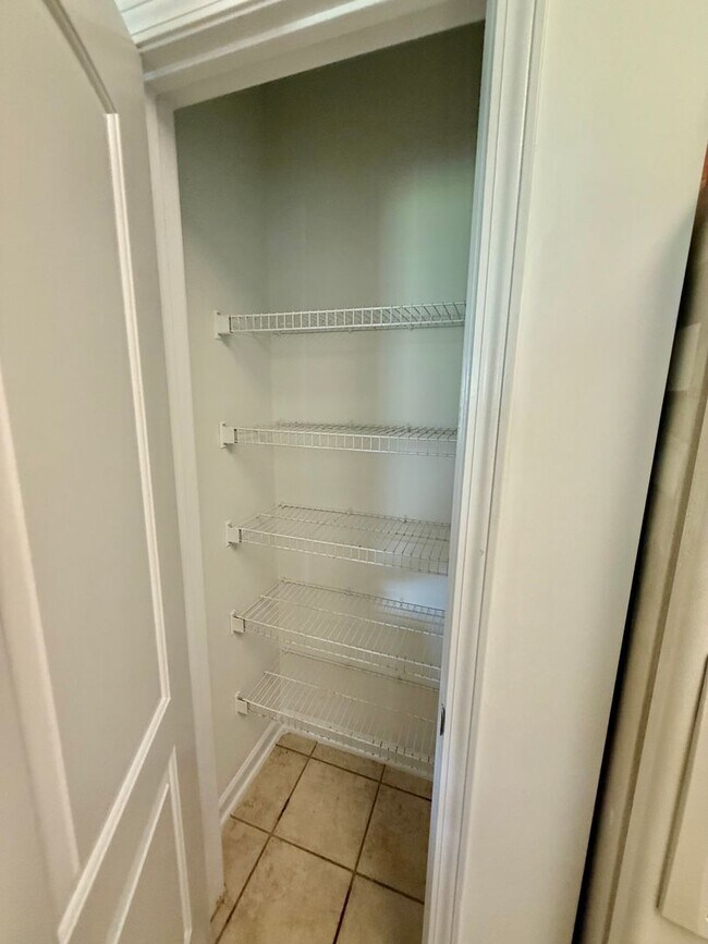 Building Photo - Three bedroom, 2 bath house in Greensboro-...