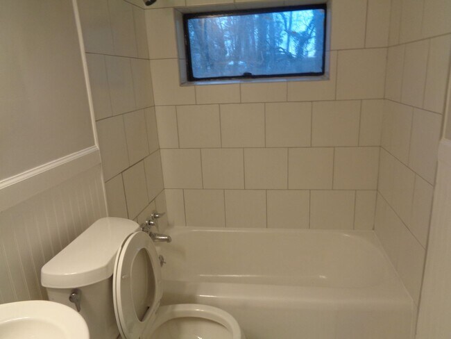 Building Photo - 2 Bedroom 1 bath home