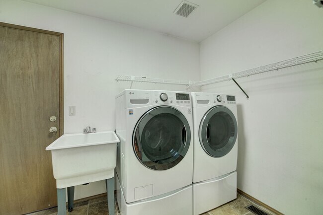 Building Photo - 5bd/3.5ba Bellevue Home