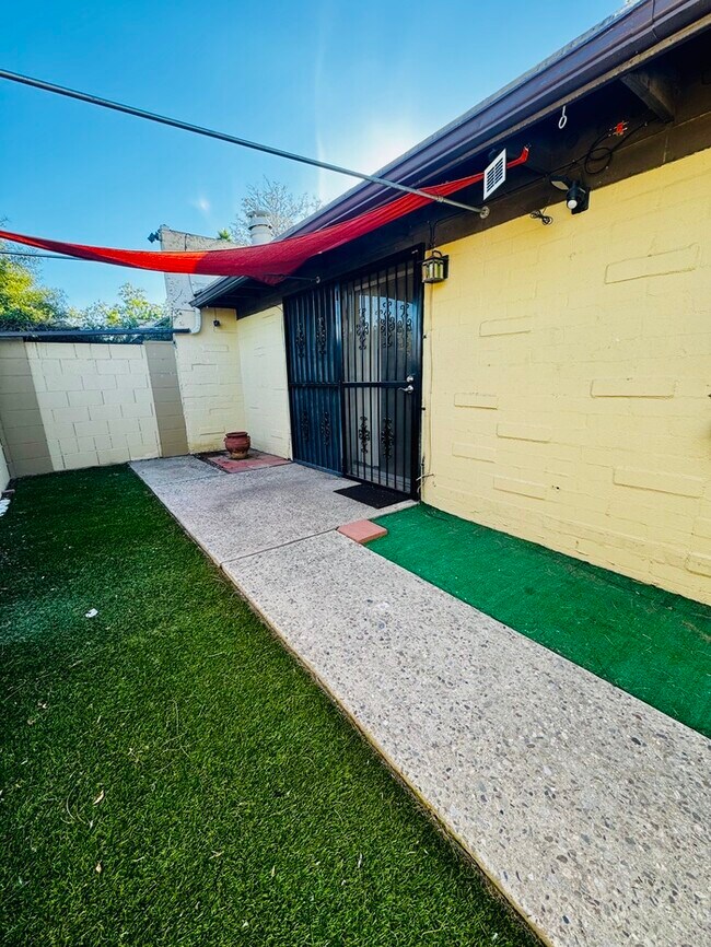 Building Photo - FOR RENT