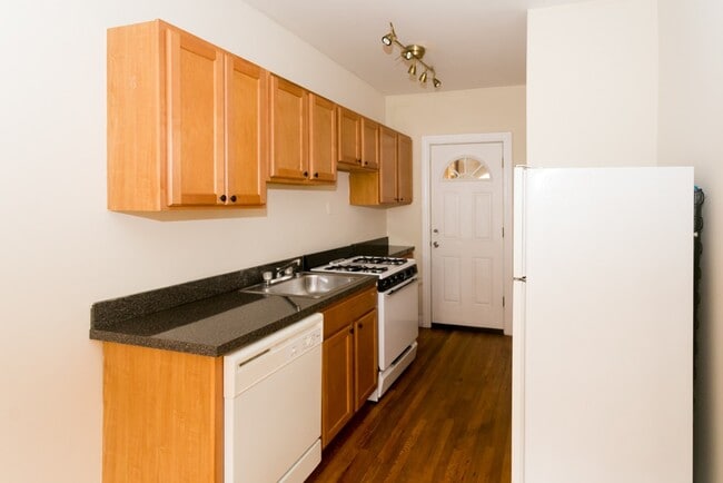 Building Photo - 665 W Cornelia Ave